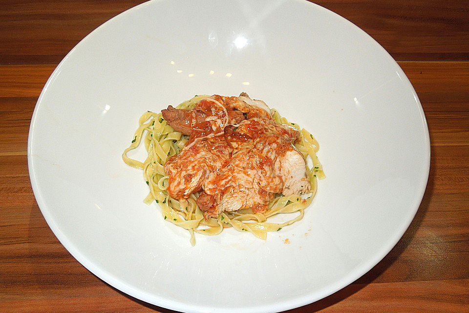 Griechisches Kalbsfleisch in Tomatensoße mit Nudeln