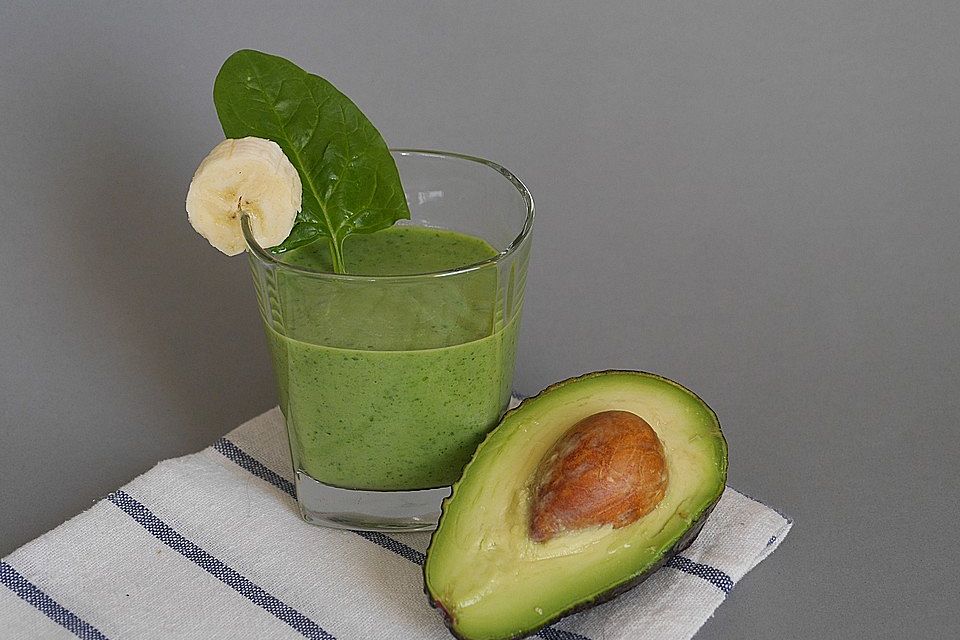 Grüner Smoothie mit Spinat, Avocado und Banane