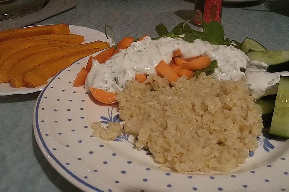 Bulgur mit Kürbisspalten und Rohkost