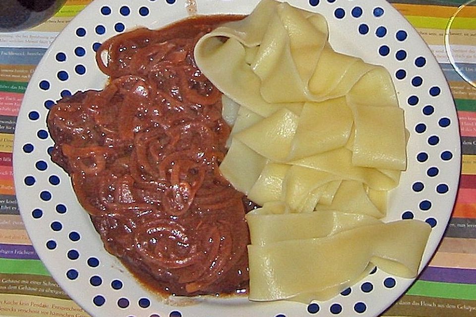 Beiried in Zwiebel - Rosinen - Rotwein - Sauce