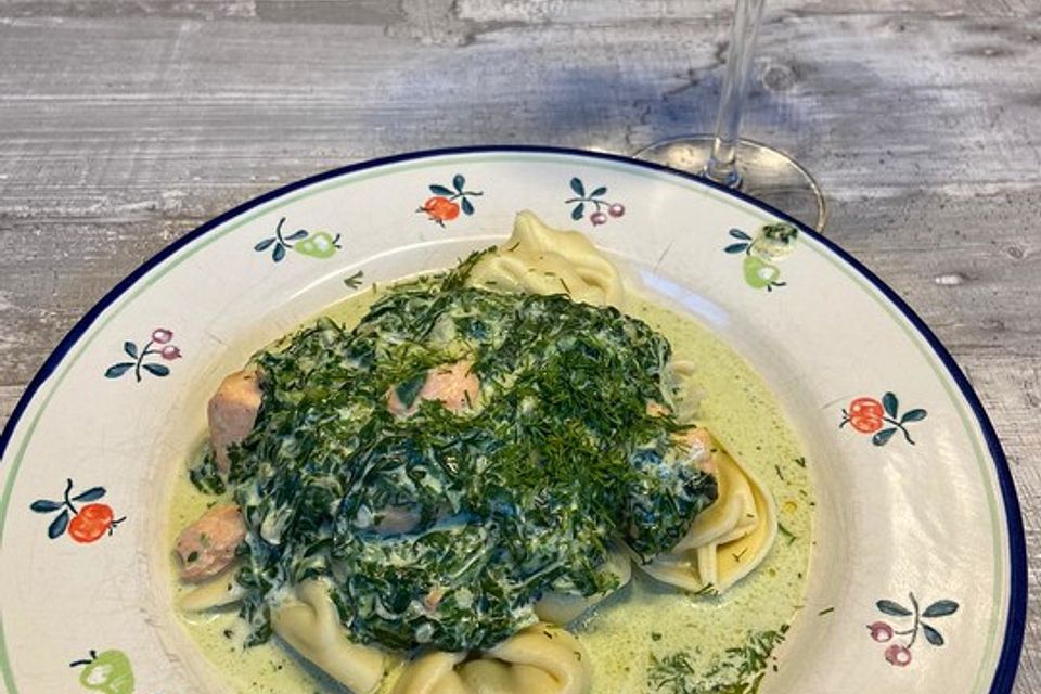 Tortellini mit Spinat und Lachs in Mascarponesauce