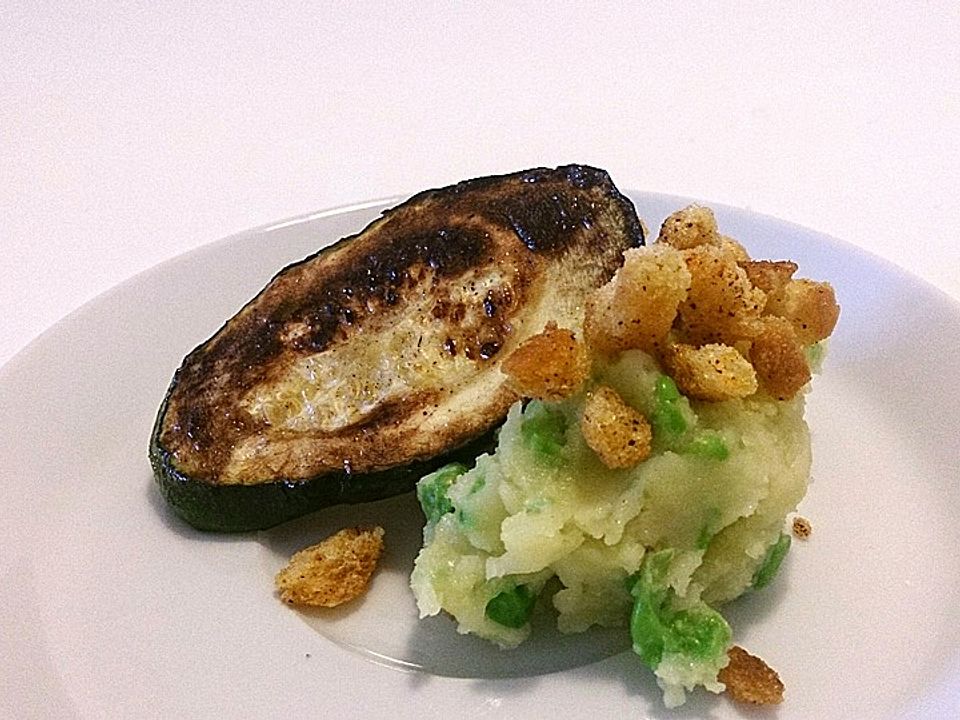 Gebratene Zucchini mit Kartoffel-Erbsen-Stampf und knusprigen ...