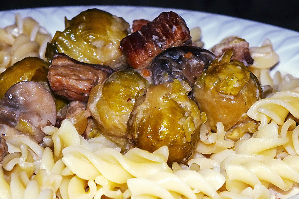 Kalbsgulasch mit Champignons und Rosenkohl