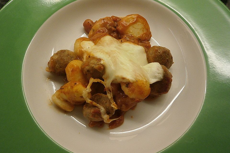 Hackbällchen trifft Gnocchi im Tomatenbett unter der Mozzarellahaube