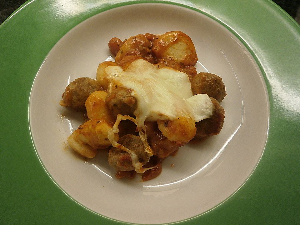 Hackbällchen trifft Gnocchi im Tomatenbett unter der Mozzarellahaube ...