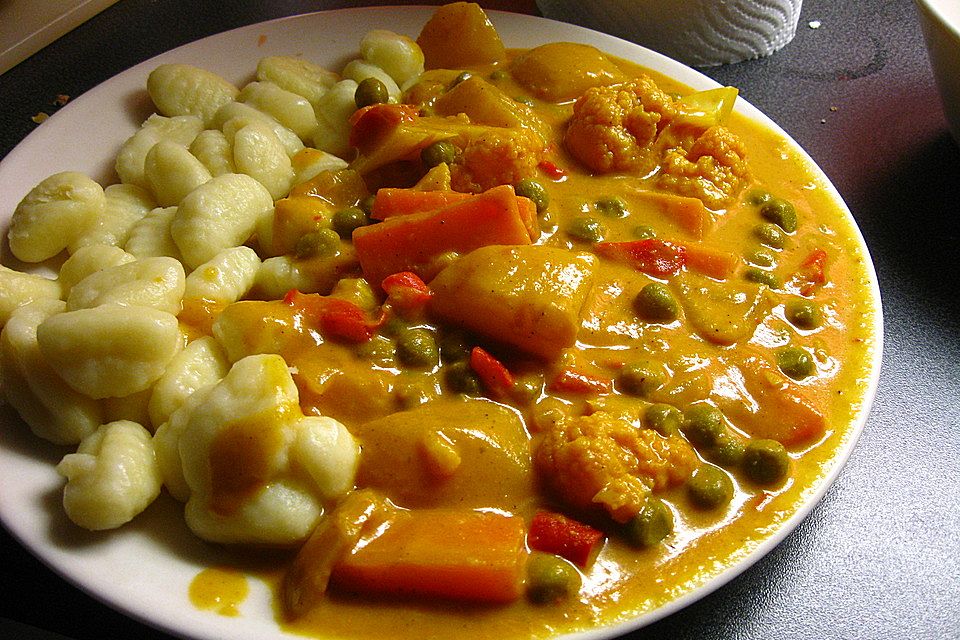 Buntes Gemüse-Kartoffel-Curry