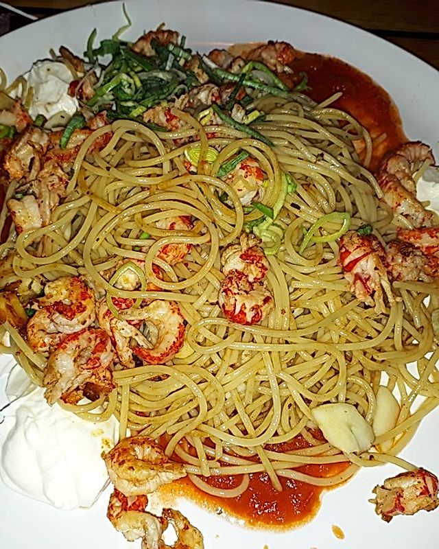 Flusskrebse mit Knoblauch auf Spaghetti