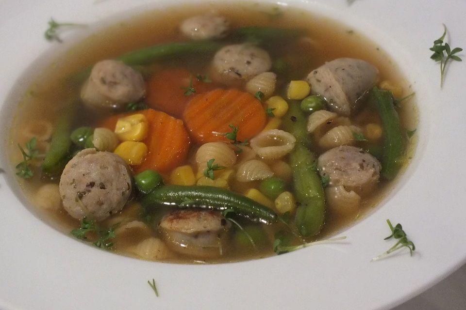 Nudelsuppe mit Würstchen