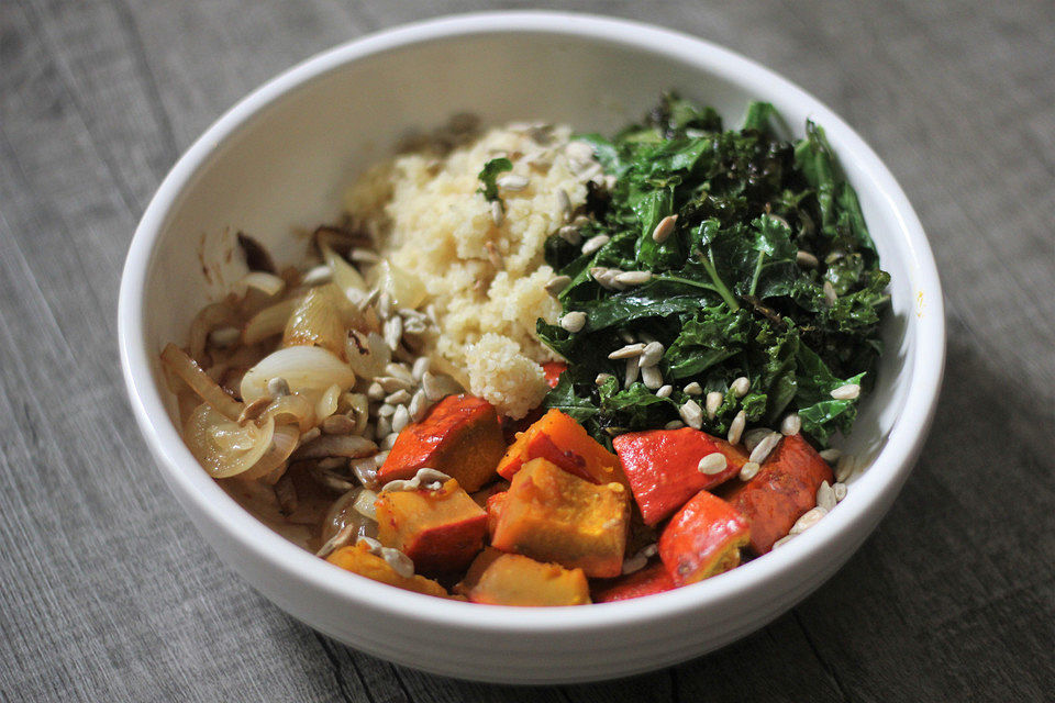 Herbst Bowl mit Kürbis, Grünkohl und karamellisierten Zwiebeln