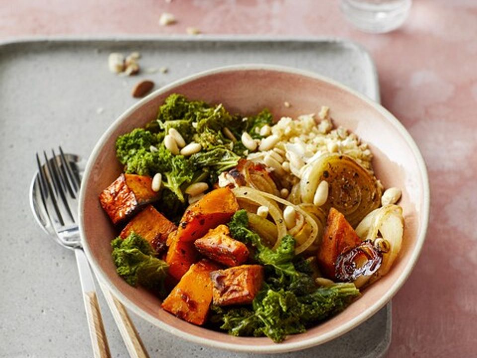 Herbst-Bowl-mit-K-rbis-Gr-nkohl-und-karamellisierten-Zwiebeln