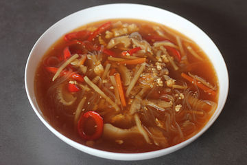 Asiatische Sauer-Scharf-Suppe