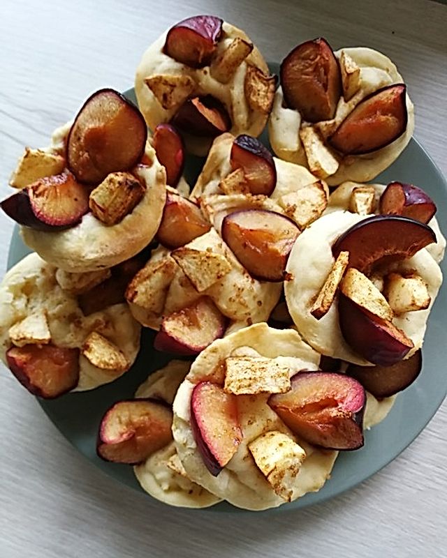 Hefekuchen mit Pflaumen und Apfel