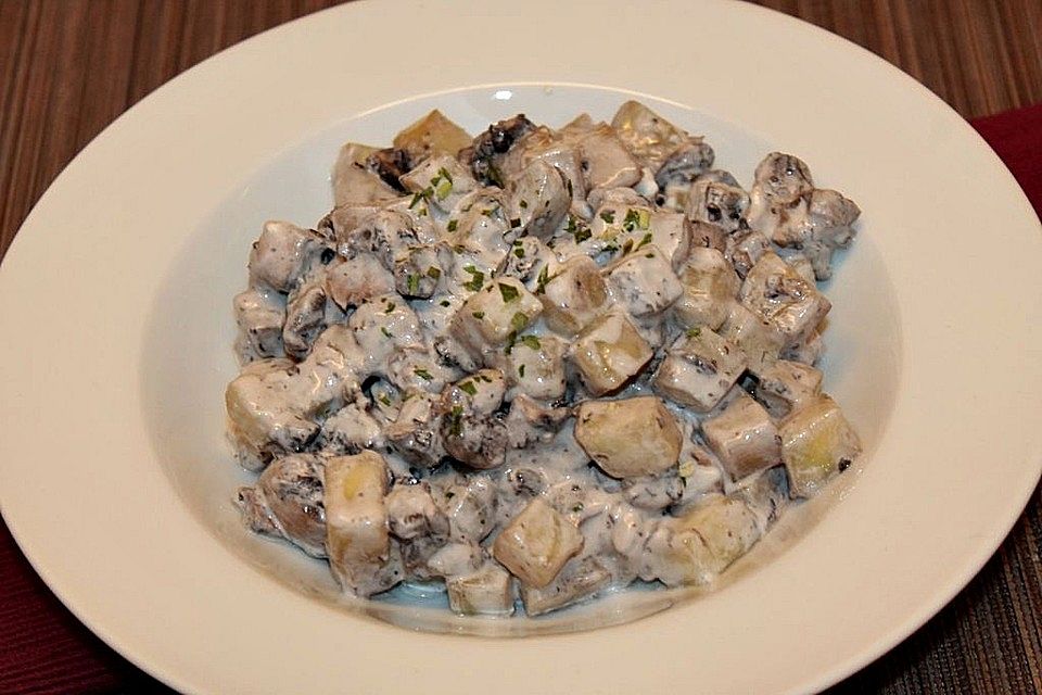 Champignon-Gurken-Salat in Sauerrahmdressing