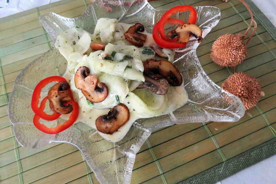 Champignon-Gurken-Salat in Sauerrahmdressing