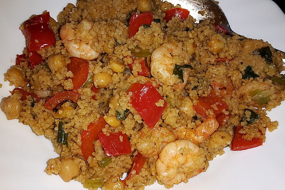 Ausgefallene Couscous-Pfanne mit Paprika und Garnelen