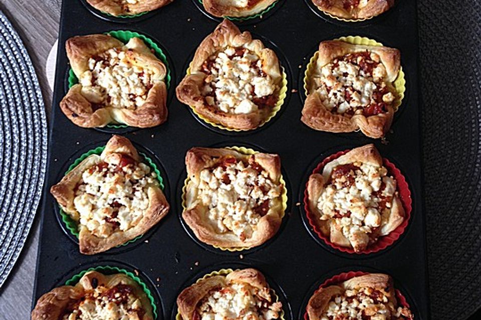 Bruschettamuffins im Blätterteig mit Feta