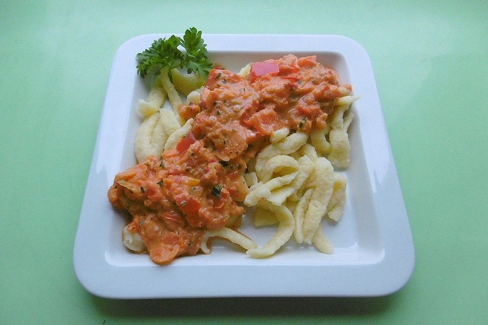 Paprika-Tomatensauce mit Spätzle