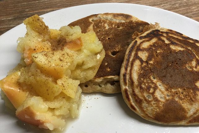 Vegane Zimt-Pancakes mit Bratapfelsauce von greensftw| Chefkoch