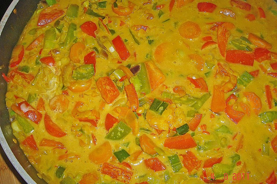 Gemüsereispfanne mit roten Linsen