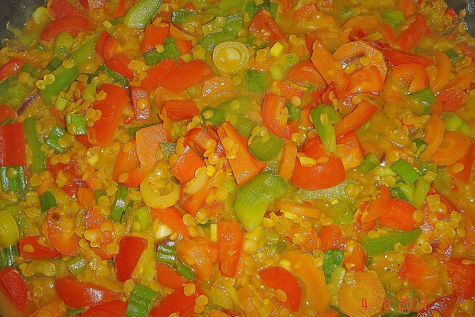 Gemüsereispfanne mit roten Linsen