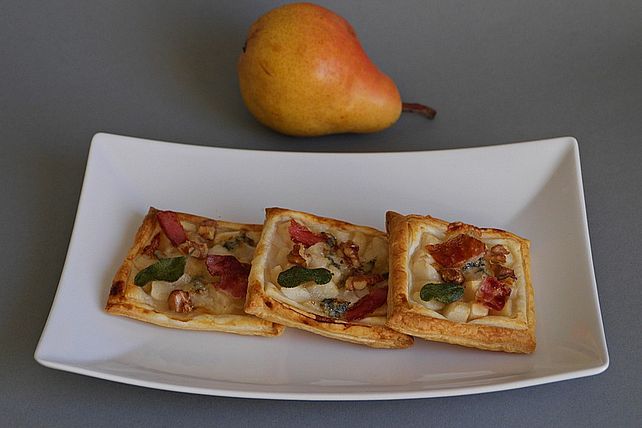 Herzhafte Blätterteigtörtchen mit Birnen und Blauschimmelkäse von ars ... Herzhafte Blätterteigtörtchen mit Birnen und Blauschimmelkäse von ars ...