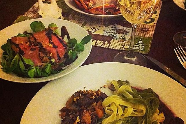Rehmedaillons in Haselnusskruste an Tagliatelle auf Rotwein ...