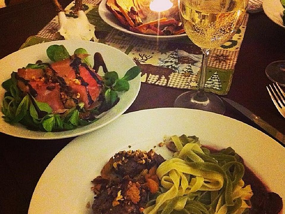 Rehmedaillons in Haselnusskruste an Tagliatelle auf Rotwein ...