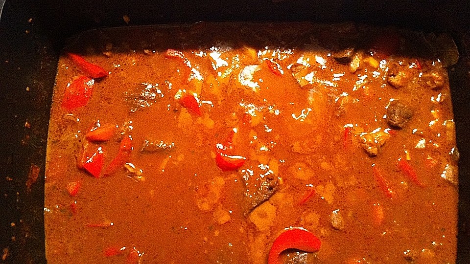 Gulasch in Rotwein-Erdnuss-Chili-Sauce von biolecta| Chefkoch