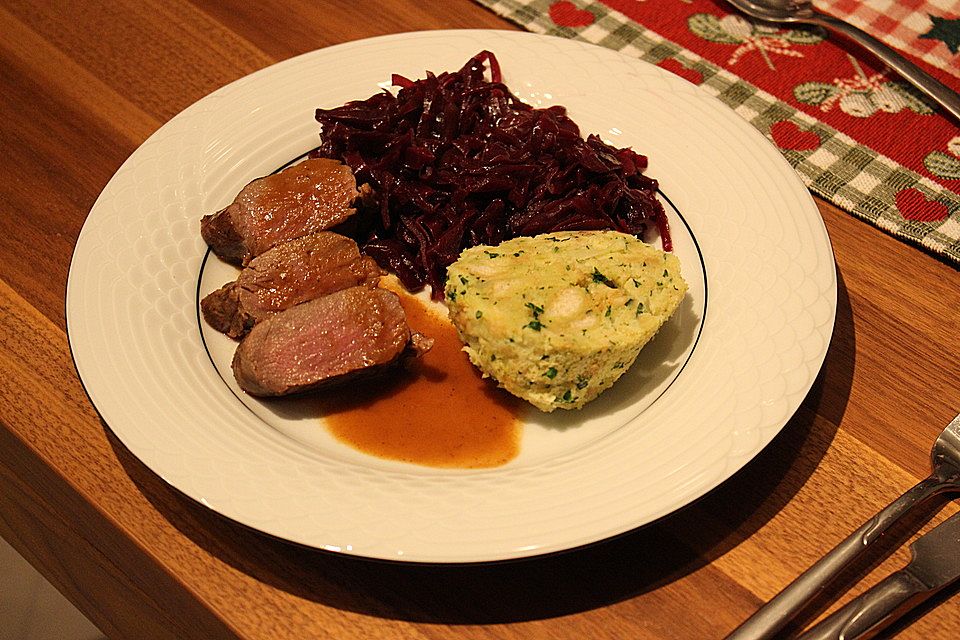 Rehrücken mit Rotwein-Johannisbeer-Sauce