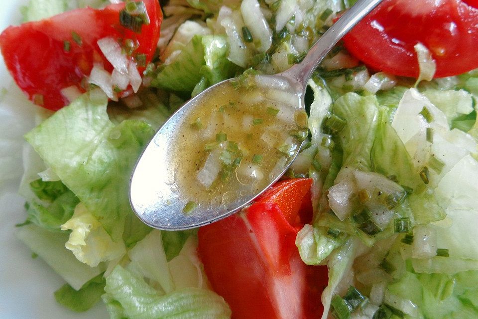 Zitronen-Essig-Öl-Vinaigrette mit frischen Kräutern