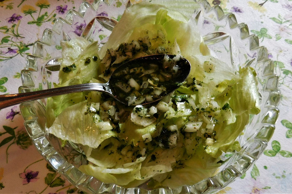 Zitronen-Essig-Öl-Vinaigrette mit frischen Kräutern