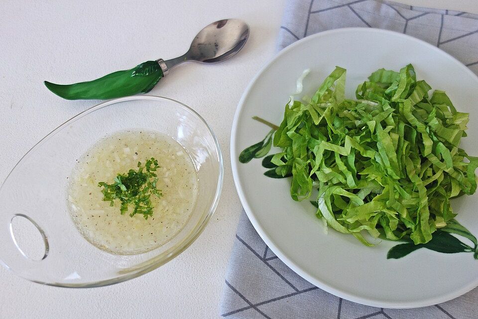 Zitronen-Essig-Öl-Vinaigrette mit frischen Kräutern