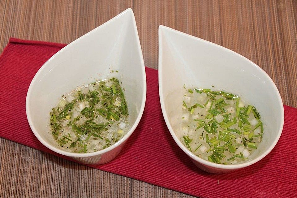 Zitronen-Essig-Öl-Vinaigrette mit frischen Kräutern