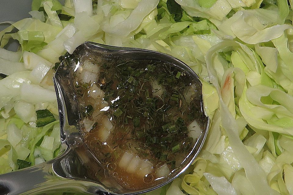 Zitronen-Essig-Öl-Vinaigrette mit frischen Kräutern