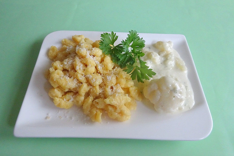 Selbstgemachte Spätzle mit Blumenkohl oder Brokkoli