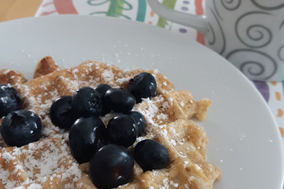 Dinkelwaffeln mit Apfelmus und Bananen