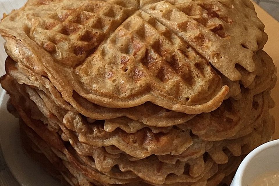 Dinkelwaffeln mit Apfelmus und Bananen