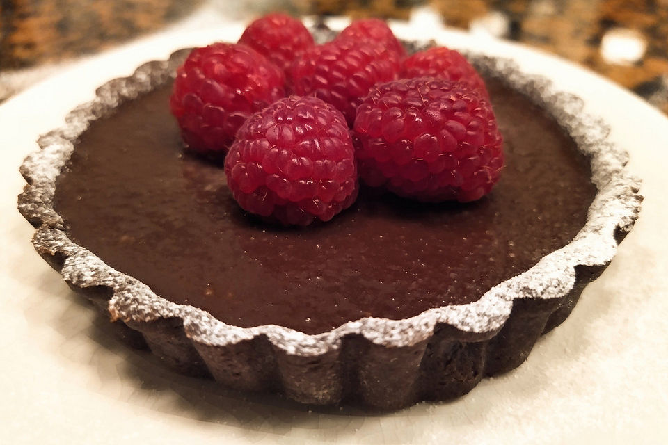 Dunkle Schokoladen-Tartelettes mit Erdbeeren