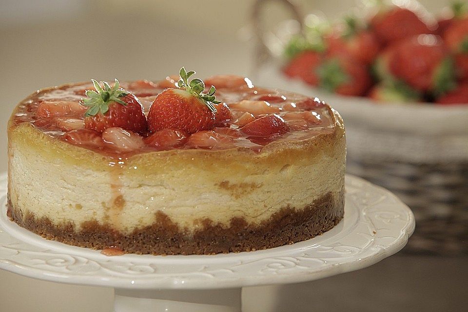 Käsekuchen mit Erdbeeren und weißer Schokolade