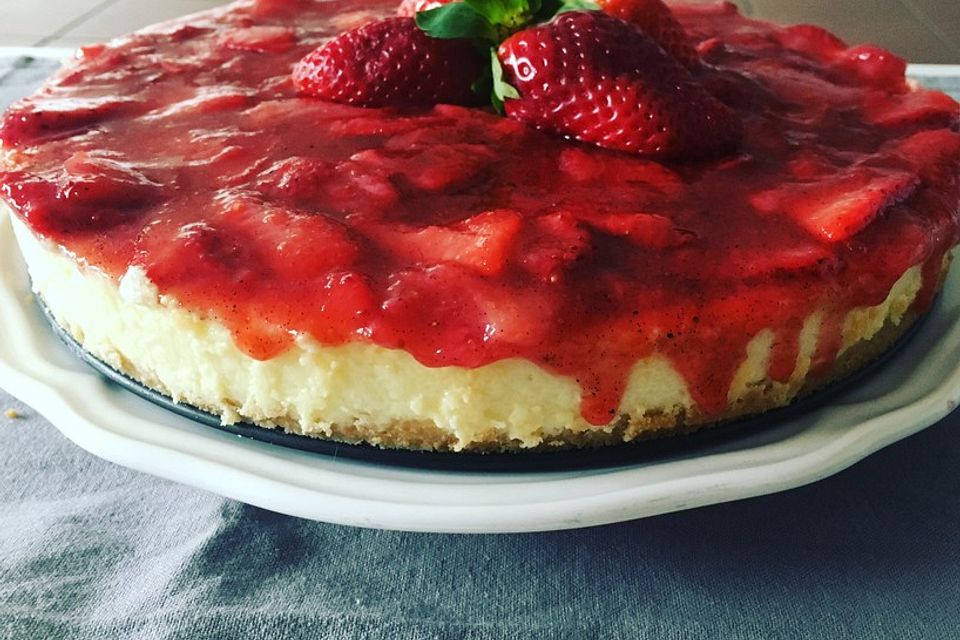 Käsekuchen mit Erdbeeren und weißer Schokolade