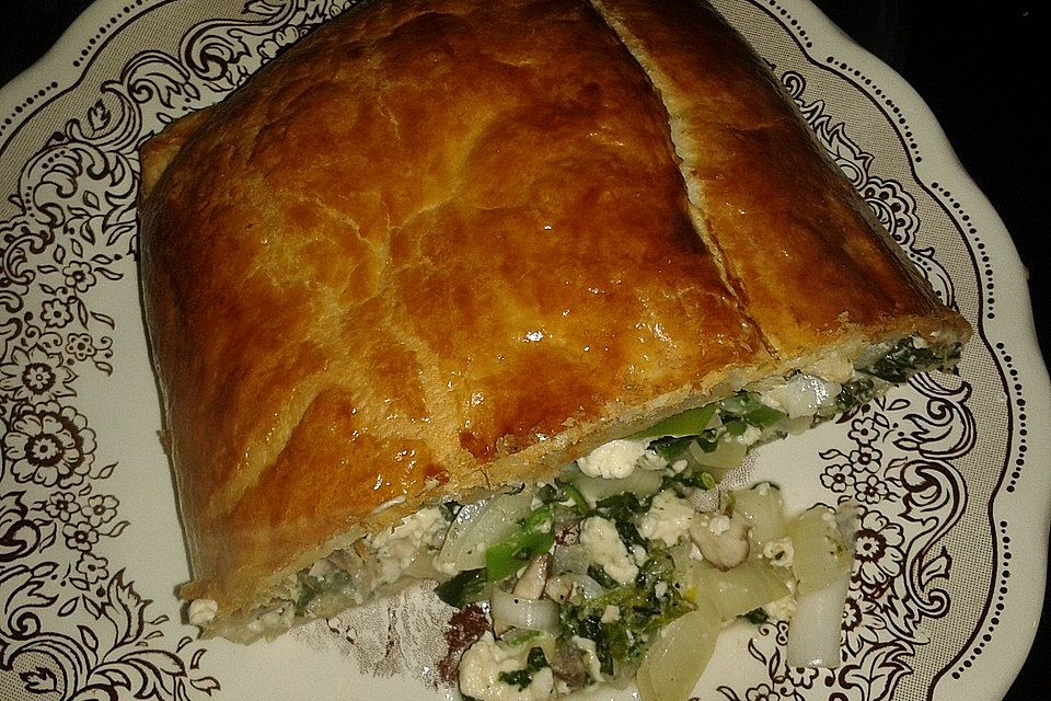 Blätterteigstrudel mit Spinat, Champignons, Zwiebeln und Feta