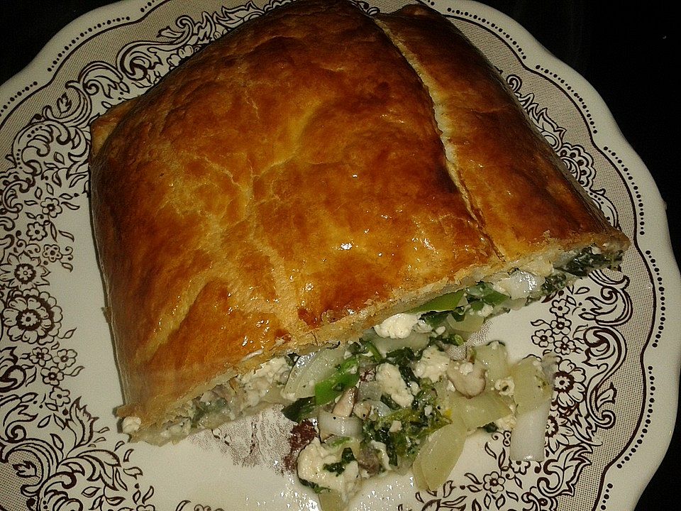 Blätterteigstrudel mit Spinat, Champignons, Zwiebeln und Feta von ...