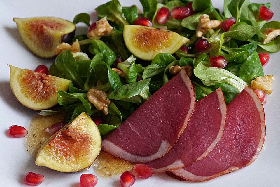 Feldsalat mit geräucherter Entenbrust und Feigen