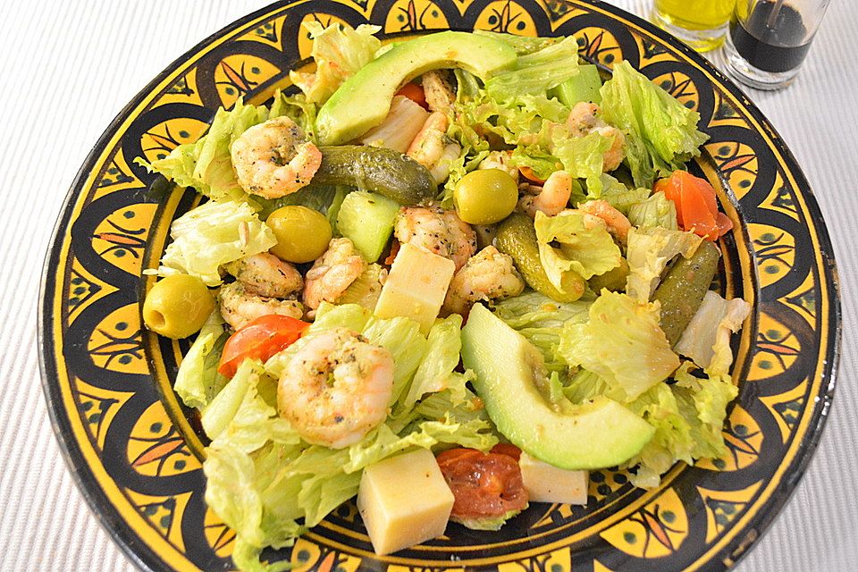 Avocadosalat mit Kräutergarnelen und Cornichons