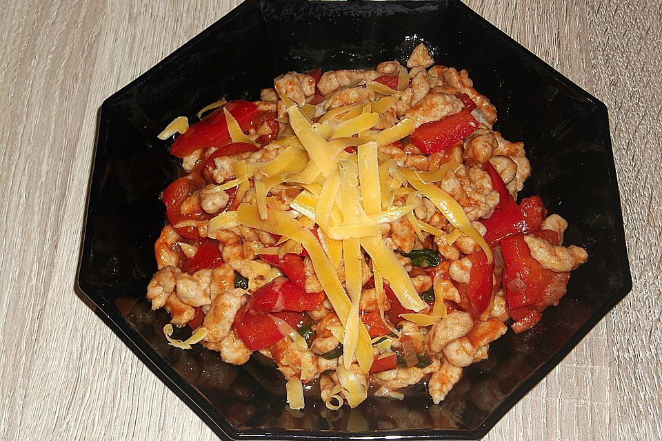 Spätzlepfanne mit Spinat-Paprika-Sauce