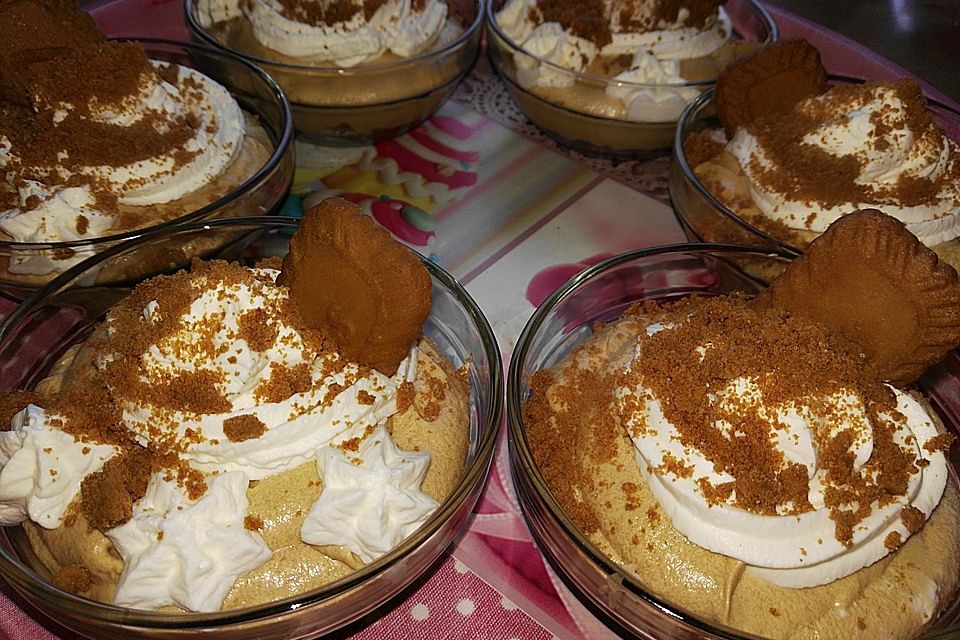 Dessert mit Karamellkeksen und Karamellaufstrich