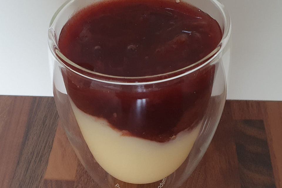 Cremiger Vanillepudding mit Zimtpflaumenkompott