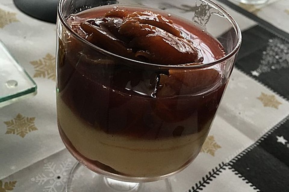 Cremiger Vanillepudding mit Zimtpflaumenkompott