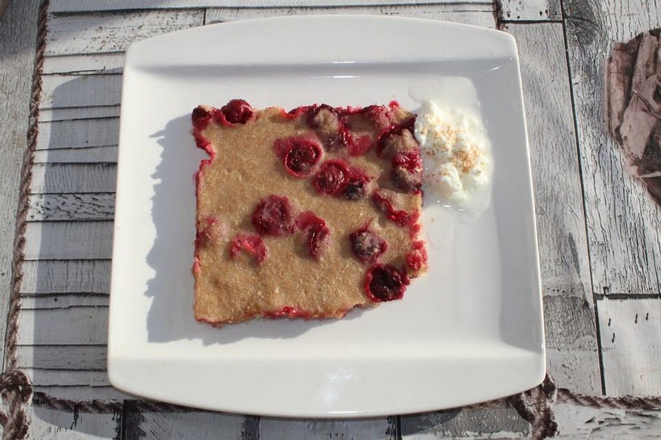 Eierkuchen aus dem Backofen mit Kirschen