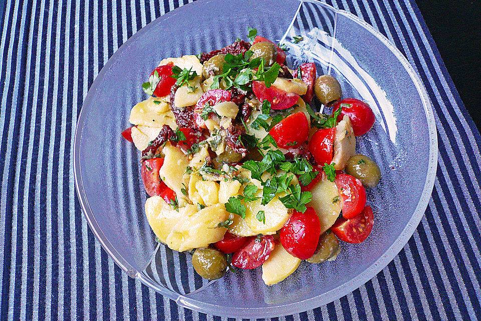 Kartoffelsalat mit Tomaten und Oliven